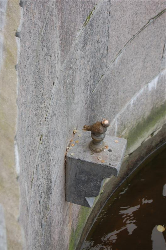 Little bird statue near the Stieglizt