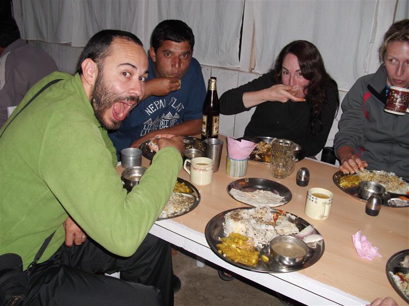 Comiendo Daal Bhaat con la mano / Eating Daal Bhaat with our hand